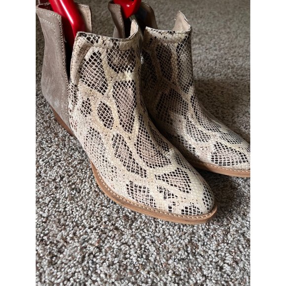 DIBA TRUE Short Side Snake Print Boots Sz 9 - Picture 2 of 4